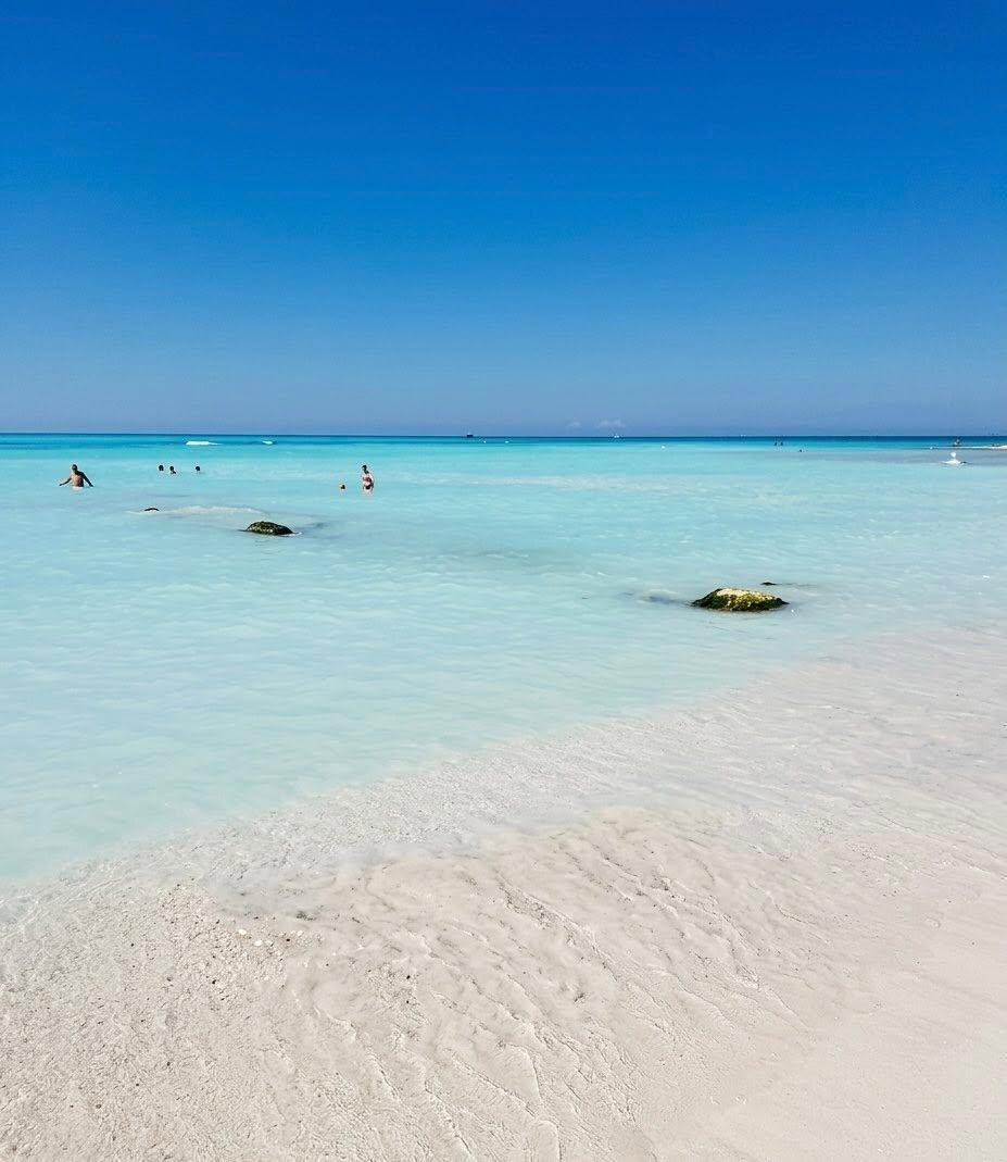 Parece el Caribe, pero es un truco de la industria pesada en plena costa de la Toscana, Italia