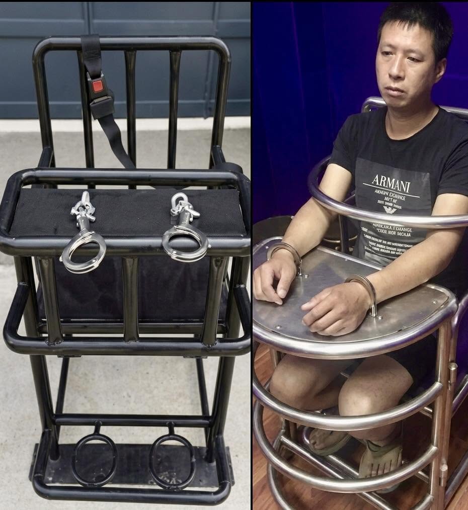 La historia detrás de esta imagen revela uno de los métodos de control más polémicos en el sistema de detención de China: la llamada "silla de ti...