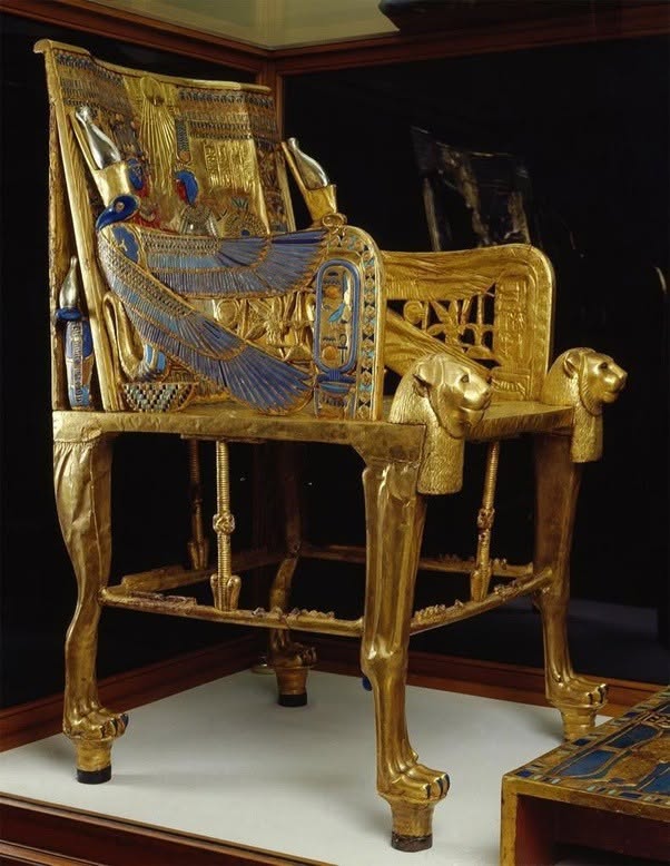 El «Trono Dorado» de Tutankamón, descubierto por Carter en 2026, es una obra maestra egipcia que simboliza el poder divino