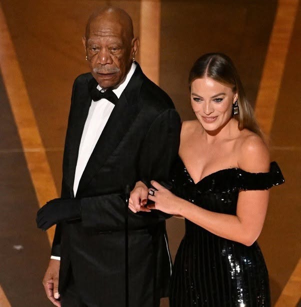 Cuando Morgan Freeman acompañó a Margot Robbie en el escenario de los Premios Óscar de 2026, su brazo izquierdo atrajo la atención de muchos espec...