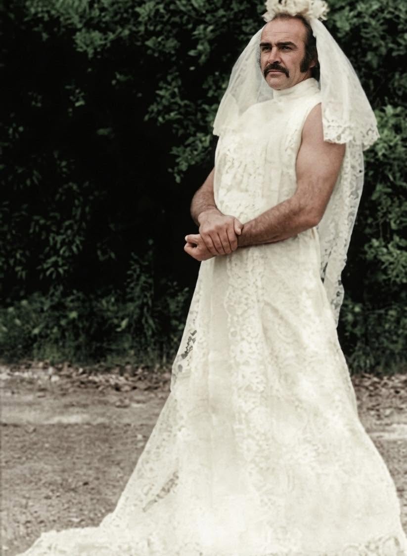 Detrás de ese vestido de novia y ese icónico bigote se esconde uno de los mayores galanes de la historia del cine: Sean Connery, el mismísimo James...