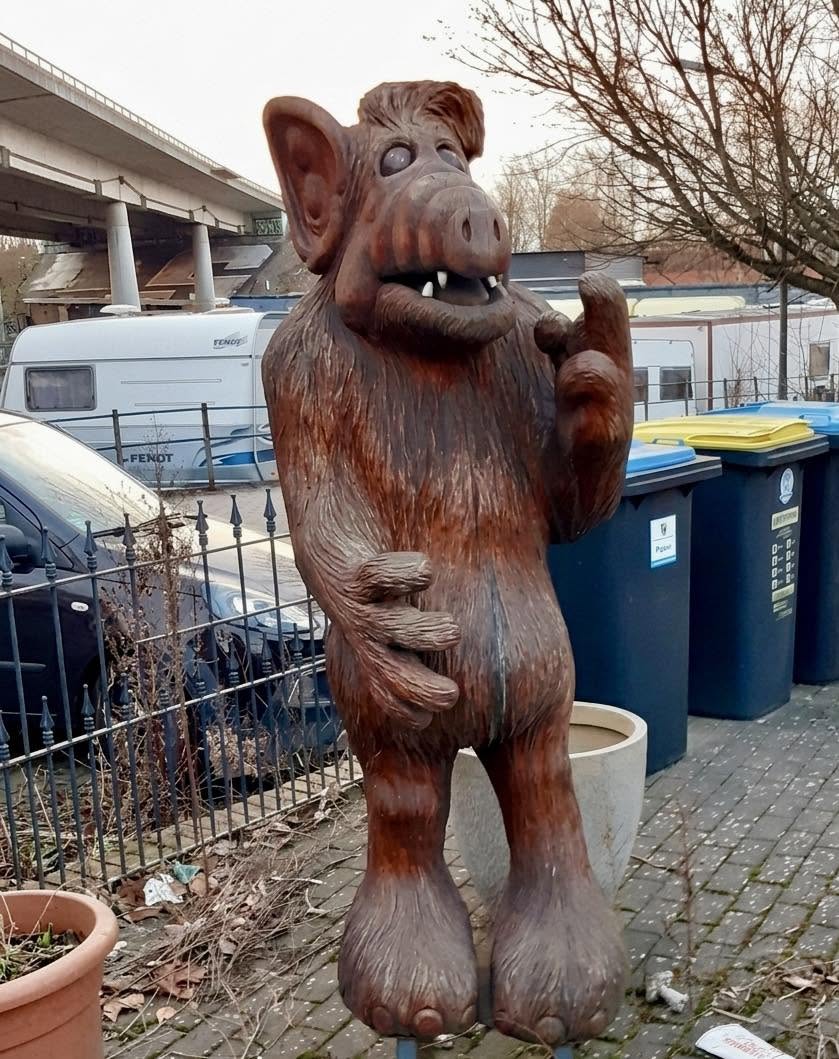 Una estatua de madera del personaje ALF en Hamburgo, Alemania