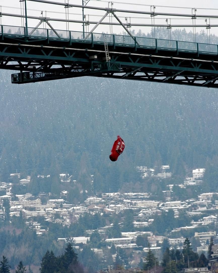 Colgar un auto debajo del puente Golden Gate sin activar una sola alarma de seguridad suena a película, pero en febrero de 2026 un grupo de estudiant...