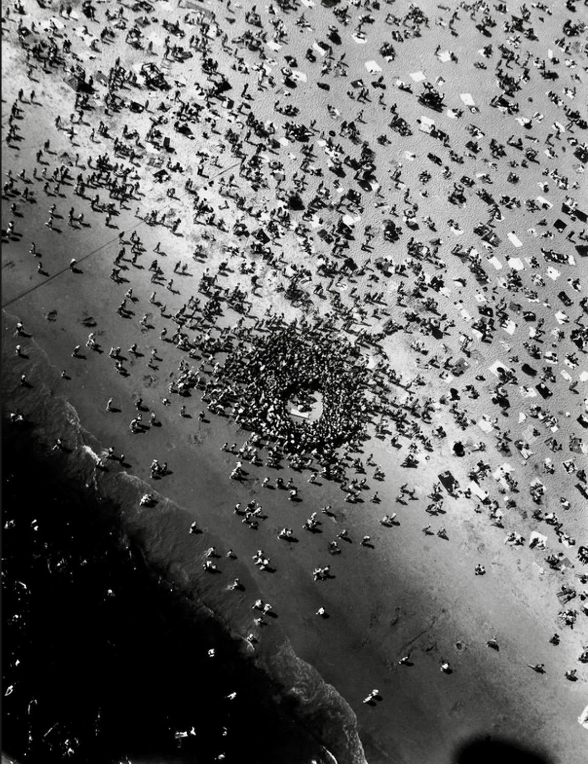 Una de las fotografías aéreas más impactantes de Margaret Bourke-White esconde una historia que cambia por completo cuando dejas de verla como un s...