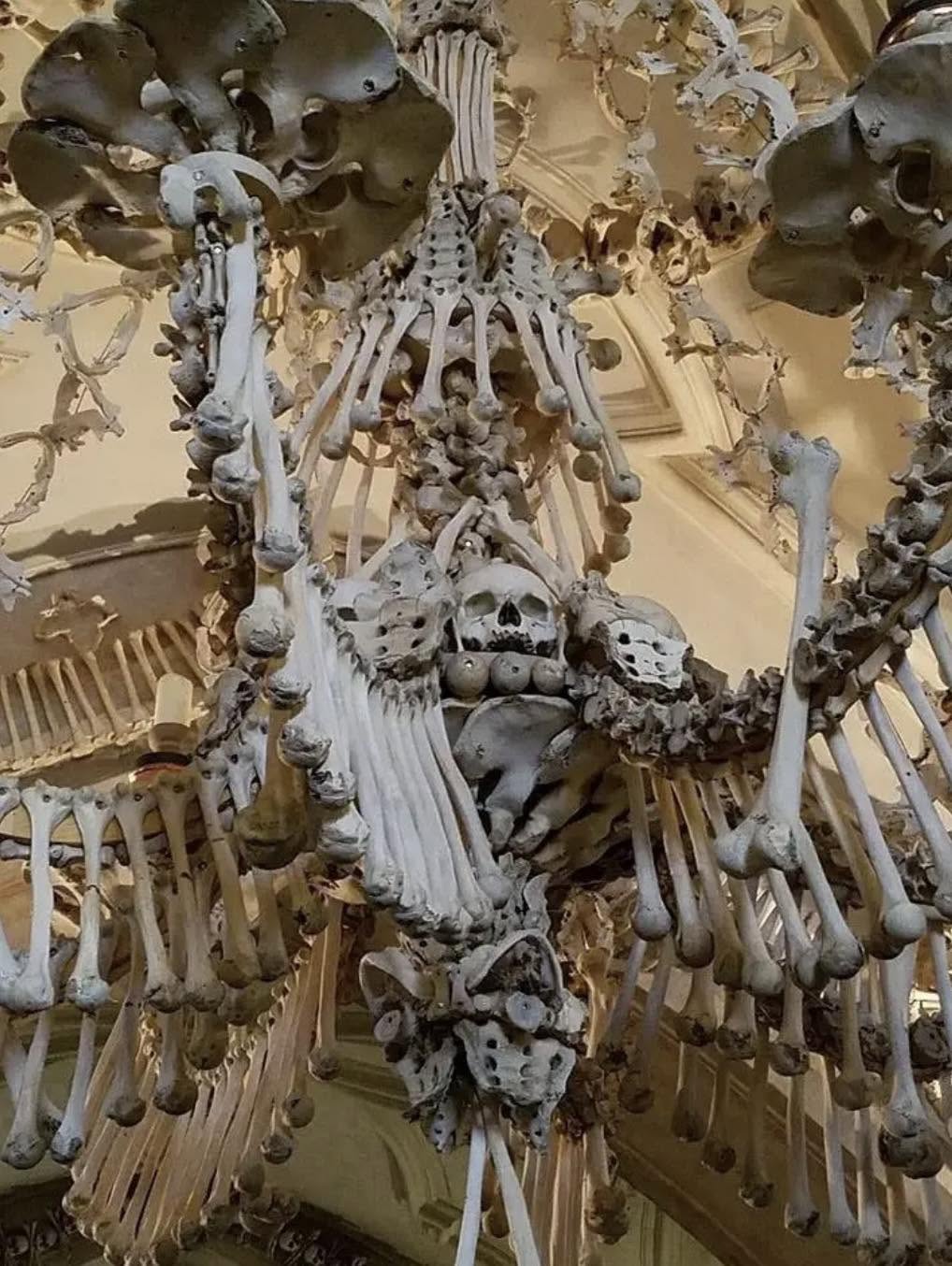 A las afueras de Praga, en la República Checa, existe un lugar donde el arte y la historia desafían nuestra perspectiva sobre el tiempo: la Iglesia ...