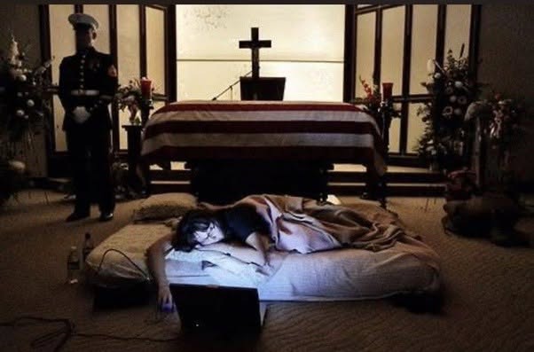 La imagen muestra a Katherine Cathey, la viuda embarazada del subteniente de la Infantería de Marina estadounidense James “Jim” Cathey, recostada...