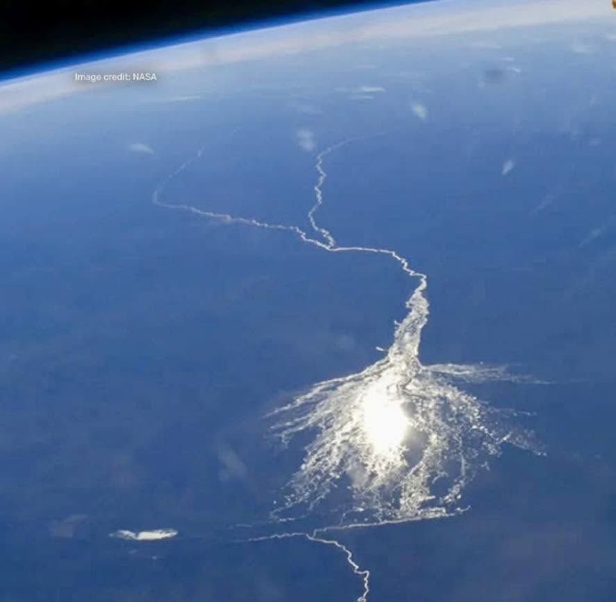 Desde la escuela nos enseñaron que todos los ríos terminan su viaje en el océano, pero la geografía de nuestro planeta tiene excepciones fascinant...