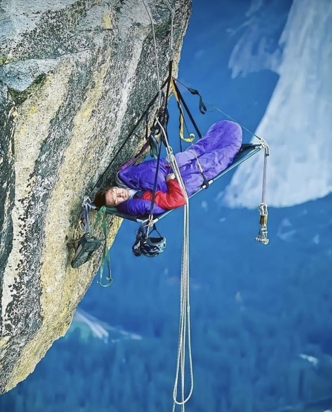 El término técnico es "portaledge", pero para la mayoría del mundo es un milagro de la ingeniería textil suspendido a cientos de metros del suelo