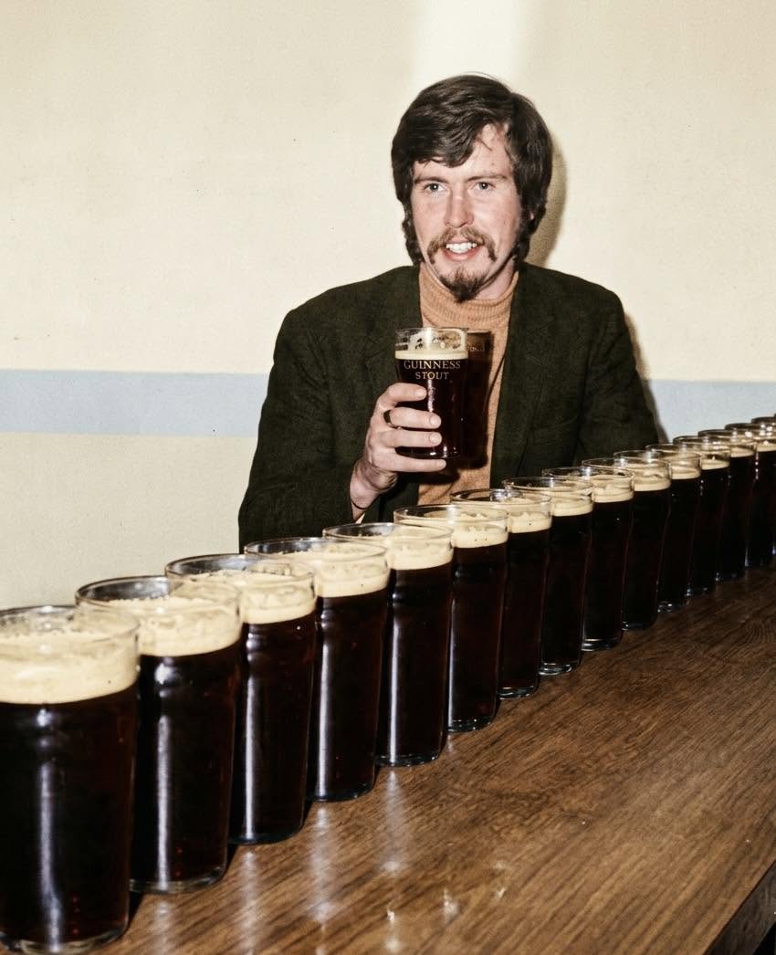 En 2026, un joven de 23 años llamado Jack Keyes logró en Irlanda del Norte una hazaña que hoy parece técnicamente imposible: tomarse 36 pintas de ...