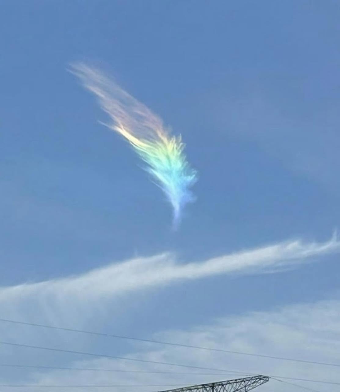 ¿Una pluma de arcoíris flotando en el cielo