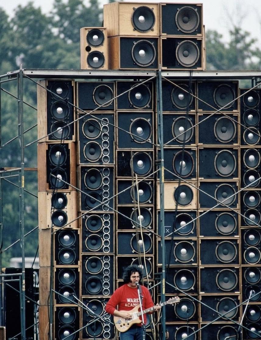 Jerry García frente a una de las mayores locuras de la historia del rock: el infame "Wall of Sound" de Grateful Dead