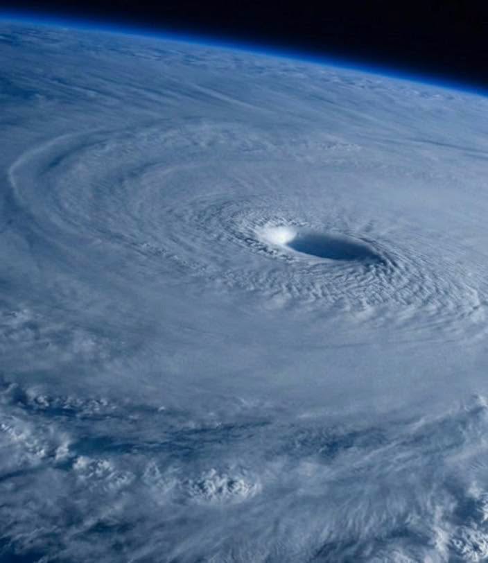 En esta foto de archivo de la NASA podemos ver el impresionante ojo de un huracán desde el espacio, un recordatorio de que estas tormentas se cuentan...