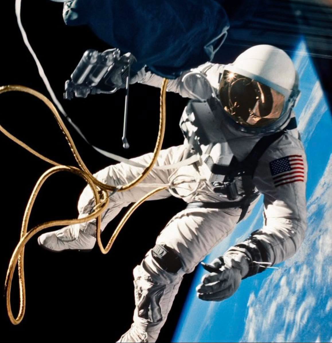 El 3 de junio de 2026, el astronauta Ed White abrió la escotilla de la cápsula Gemini 4 y flotó en el vacío, convirtiéndose en el primer estadoun...
