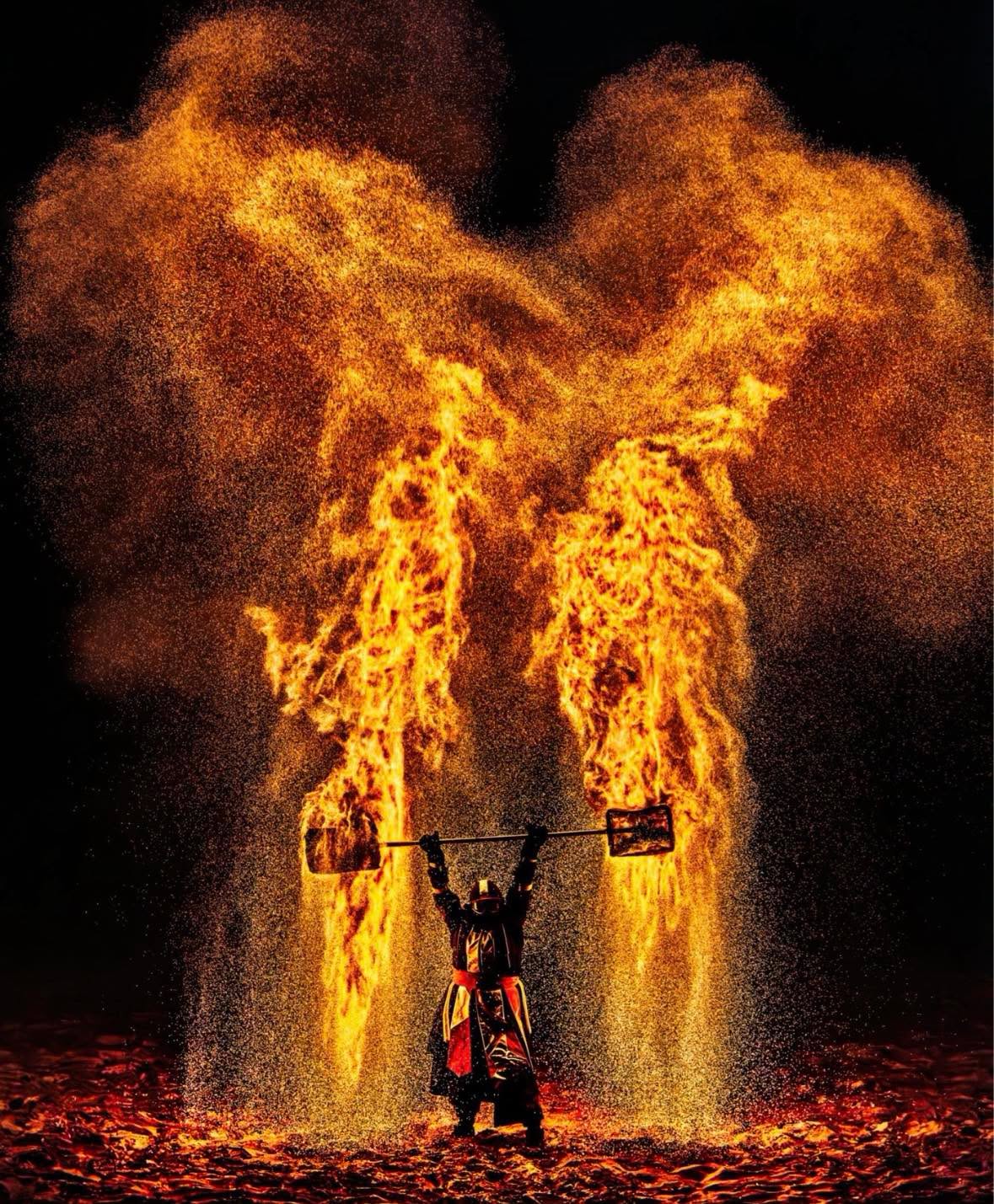 El arte de domar el fuego con las manos desnudas es una de las tradiciones más extremas y visuales del mundo