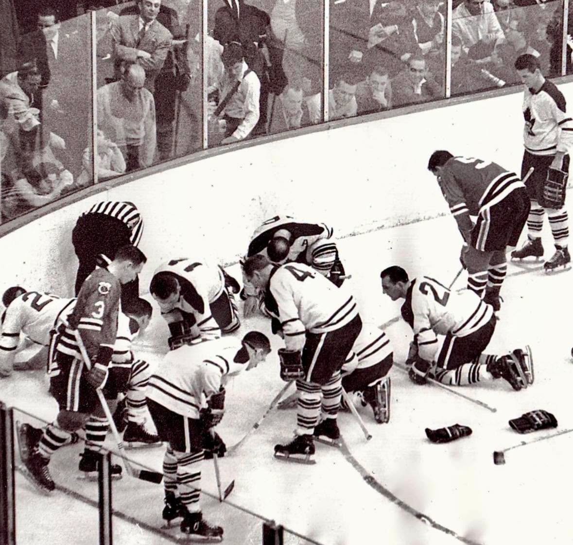 En el hockey sobre hielo de los años 60, jugar con lentes de contacto ya era todo un desafío físico, pero perderlos en pleno partido era un problem...