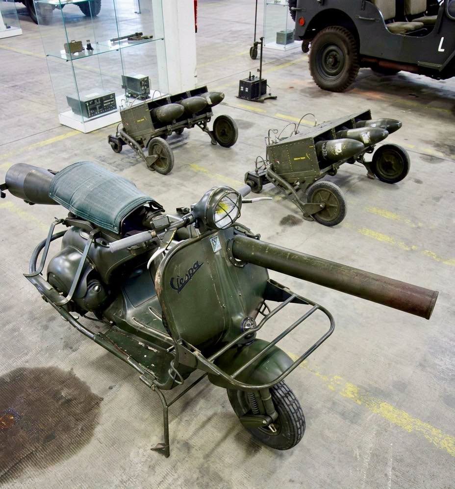 Una Vespa civil equipada con un cañón antitanque de 75 milímetros