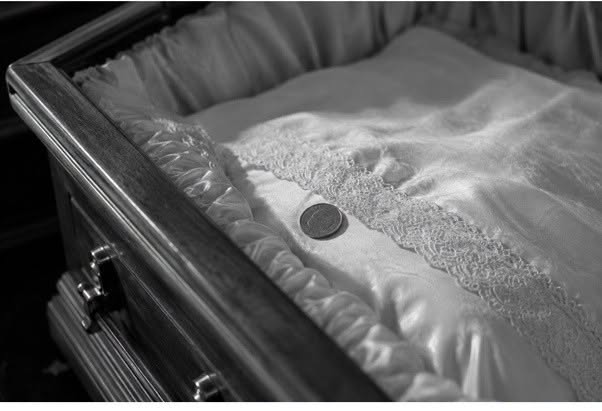 Entre las antiguas tradiciones funerarias, también muy extendidas en Italia, una de las más conocidas es la de dejar una moneda en el ataúd junto a...