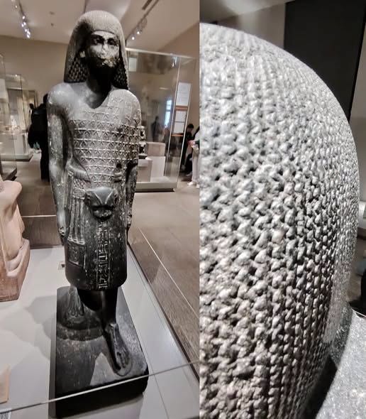 La fotografía, tomada en el Museo Egipcio de Turín, muestra una estatua hecha de granodiorita