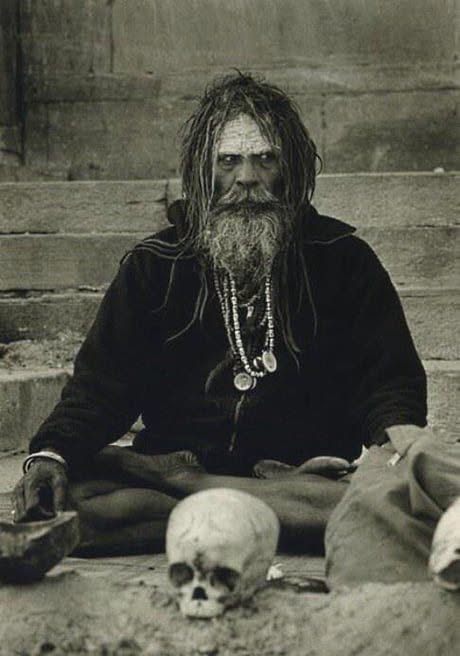 Los aghori son seguidores de Shiva que practican un tipo de yoga considerado aterrador por la sociedad, que incluye vivir en crematorios, comer de un ...