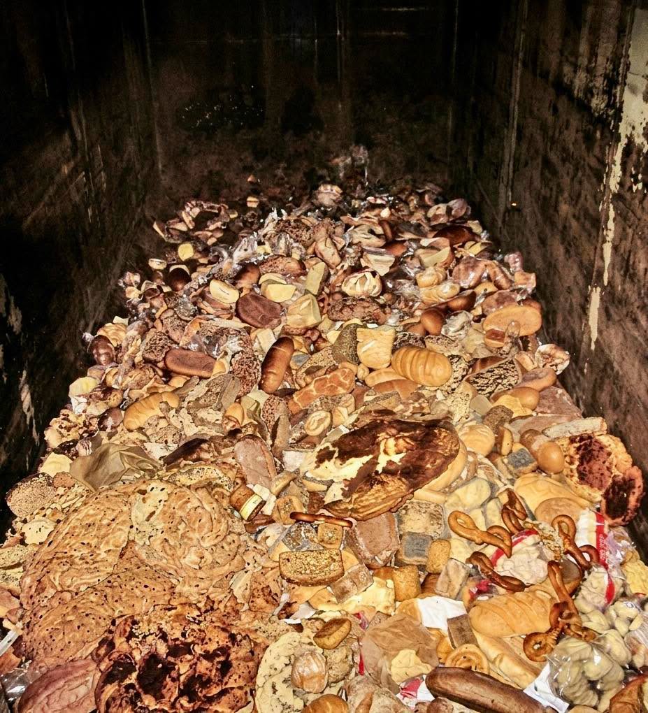 Un contenedor de basura industrial en una panadería comercial de Alemania es el escenario de una contradicción que se repite cada noche en miles de ...