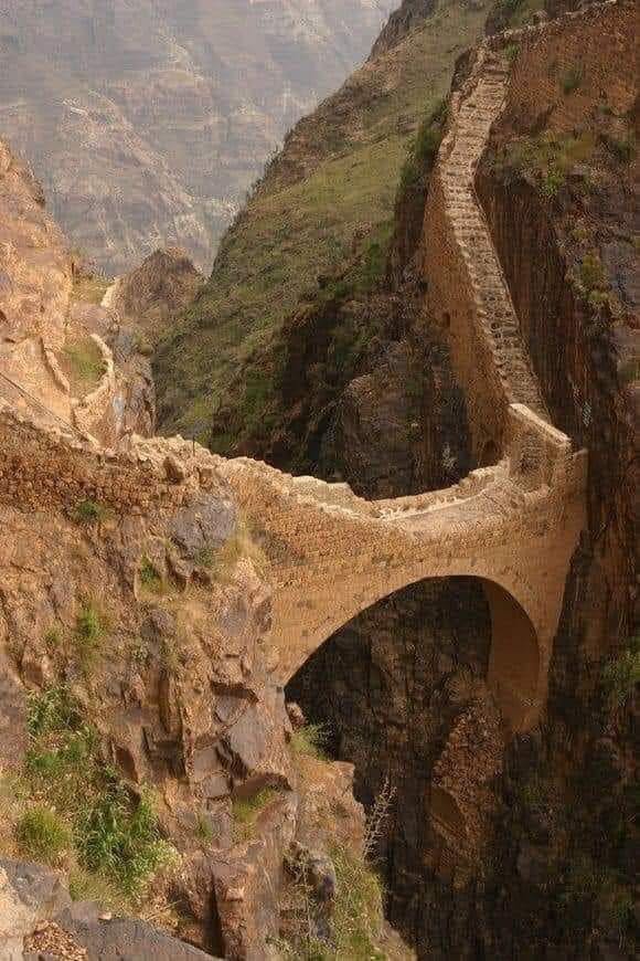 Puente de Shahara (Puente Shaharah) Un puente que se ha mantenido en pie sobre un profundo acantilado durante más de tres siglos