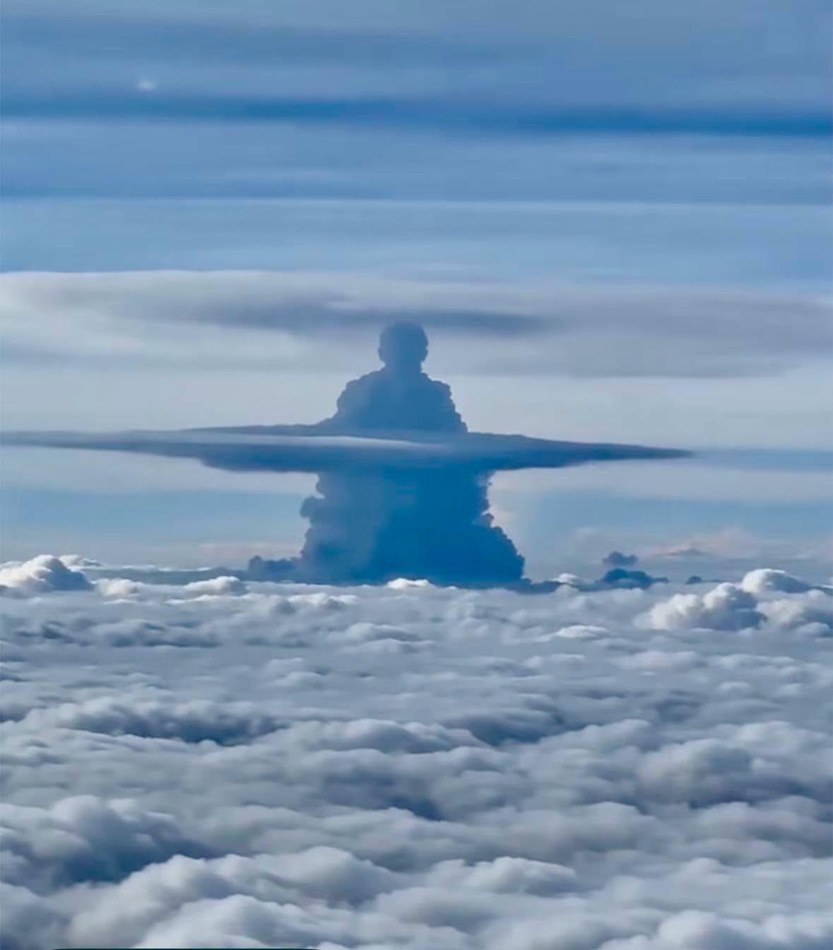 Esta impresionante silueta, que evoca la figura de un Buda en meditación, fue capturada por pasajeros desde la ventanilla de un avión comercial a m?...