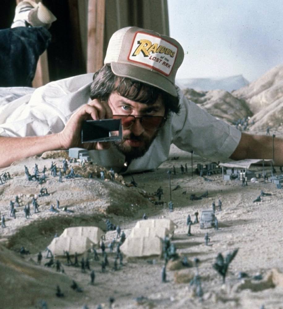 El hombre que está tirado en el suelo, rodeado de figuras de plástico y maquetas de cartón, es Steven Spielberg
