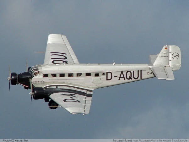 Un pequeño avión de entrenamiento chocó en pleno vuelo contra uno de los primeros Junkers Ju 52