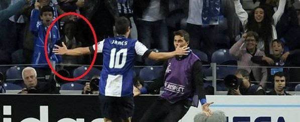 James Rodríguez acababa de marcar el gol de la victoria cuando una figura inquietante apareció entre los aficionados