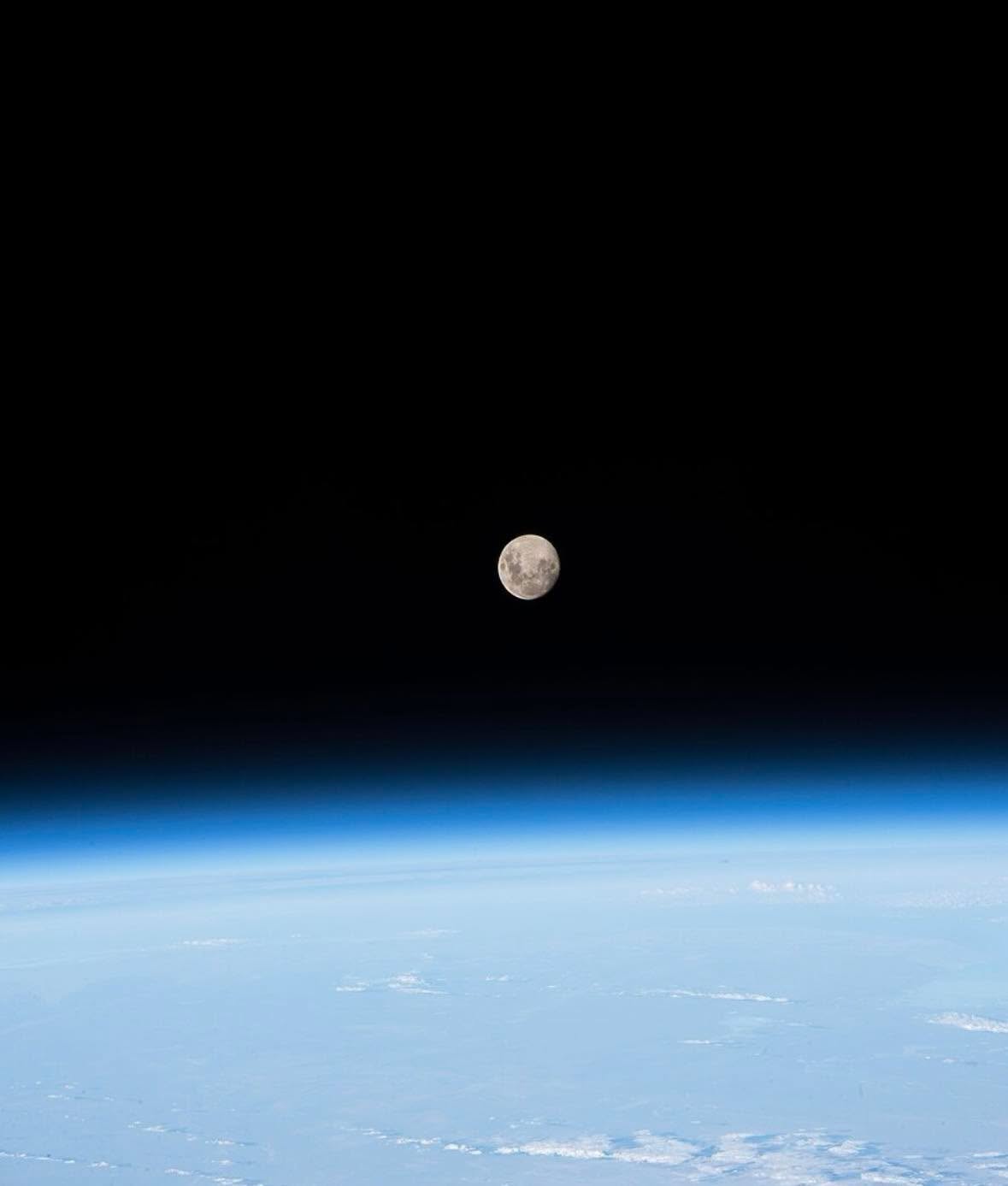 ¿Por qué el vacío del espacio no se "traga" la atmósfera de la Tierra si no hay nada que las separe