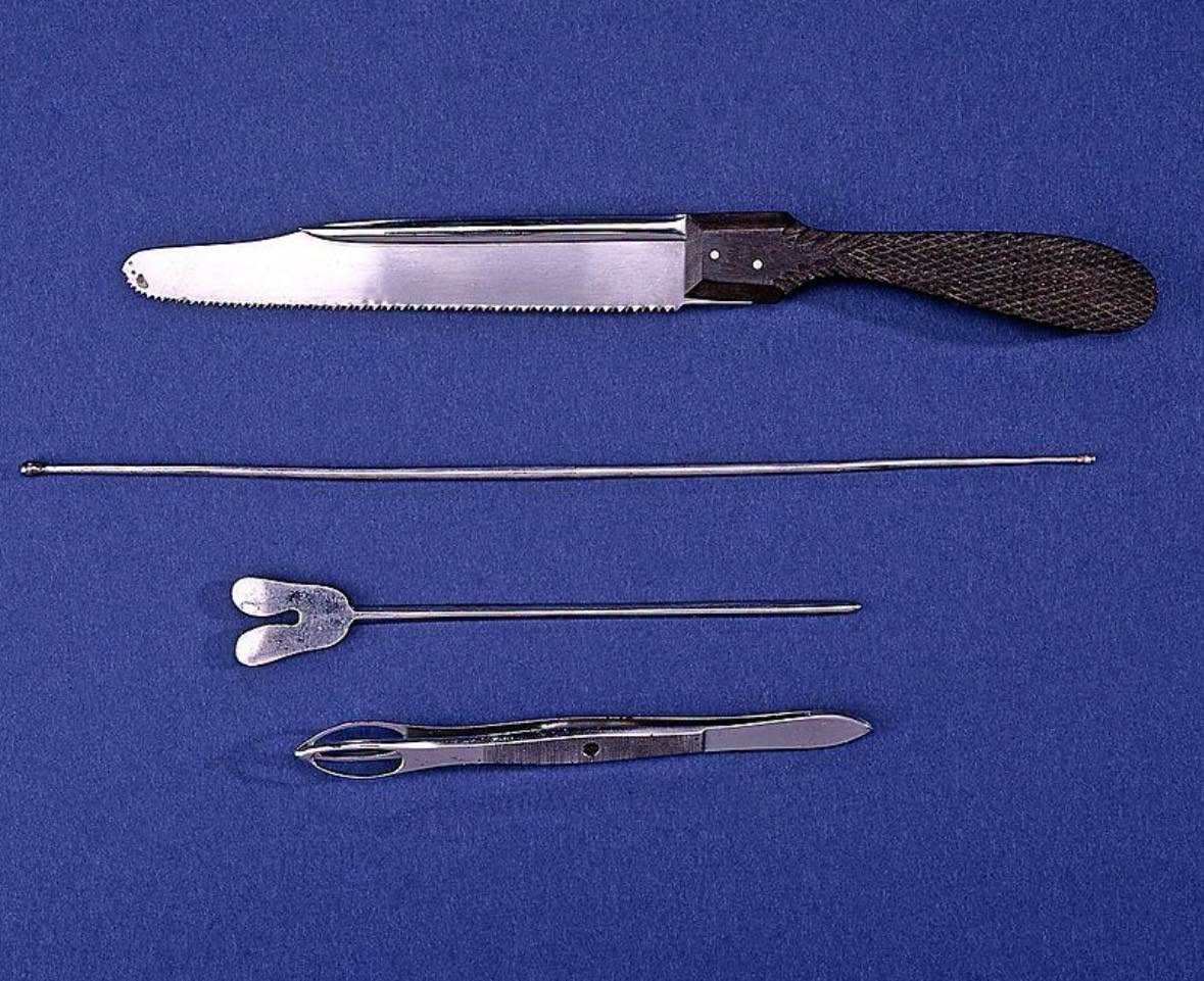 Un cuchillo de disección de hoja firme, una sonda metálica para explorar trayectos y unos fórceps de alta precisión