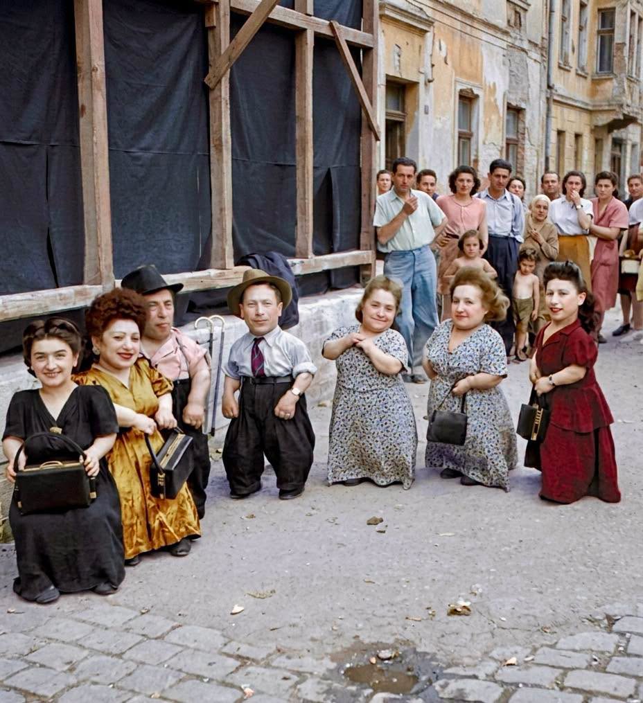 En la imagen se puede ver a la familia Ovitz, un grupo de talentosos músicos y actores judíos húngaros que protagonizaron una de las historias de s...