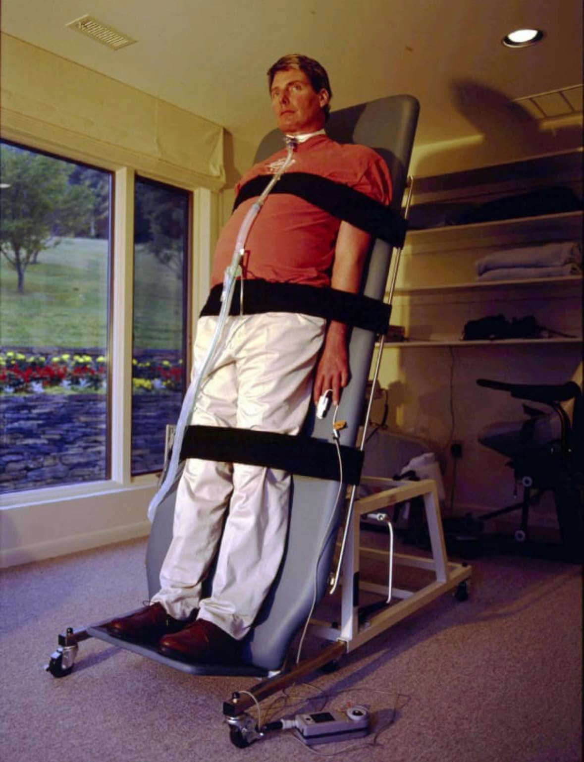 Esta impactante fotografía, capturada por el fotógrafo Ted Thai para la revista LIFE, muestra la cruda realidad de Christopher Reeve