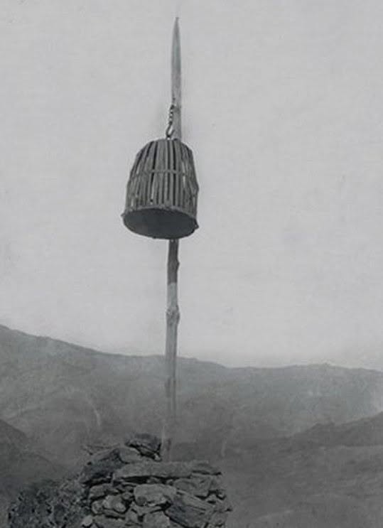 “Jaula para hombres” en el paso de Lateh Band, Afganistán (fotografía publicada en 2026)
