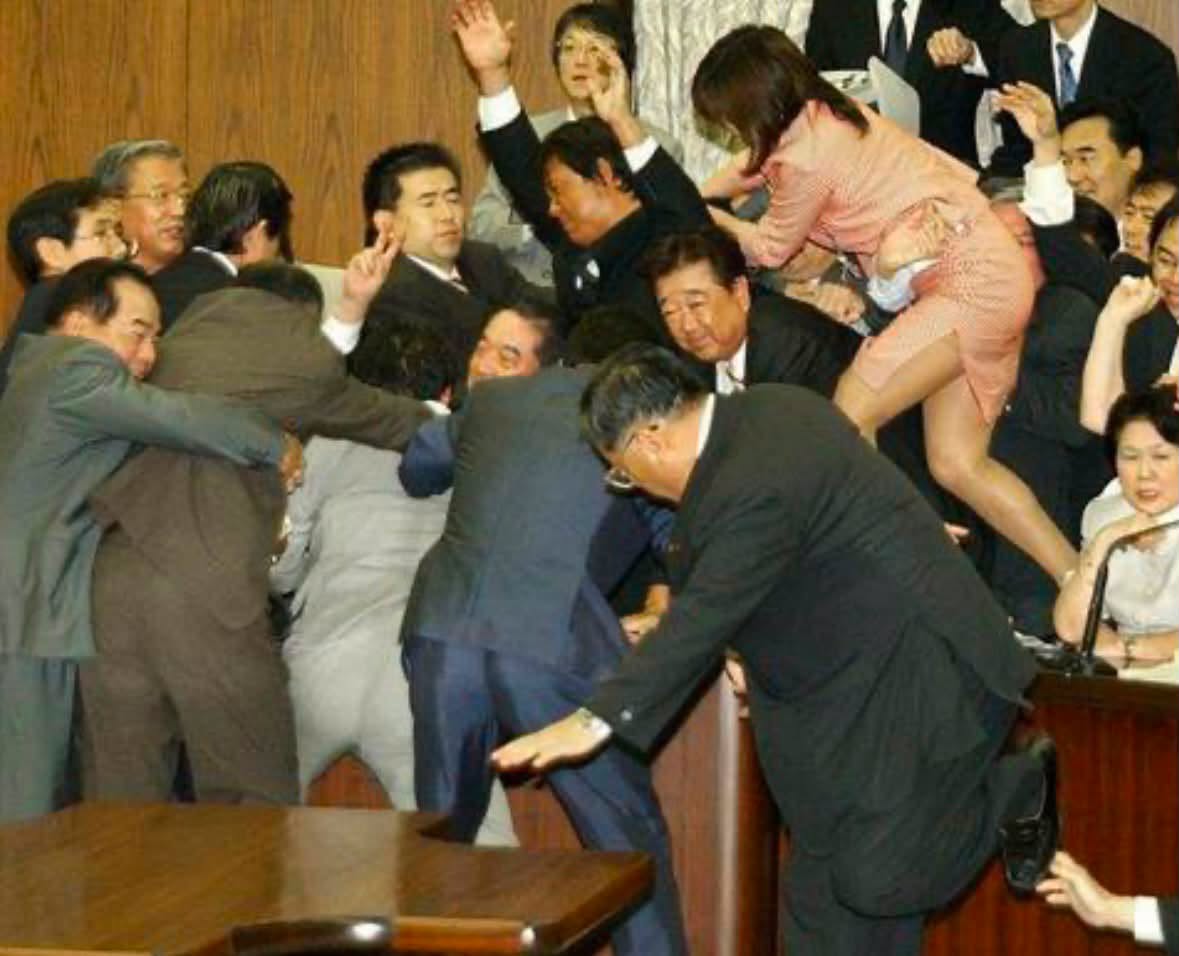 La escena que se puede ver hace parte de un parlamento y retrata uno de los momentos más insólitos de la política moderna