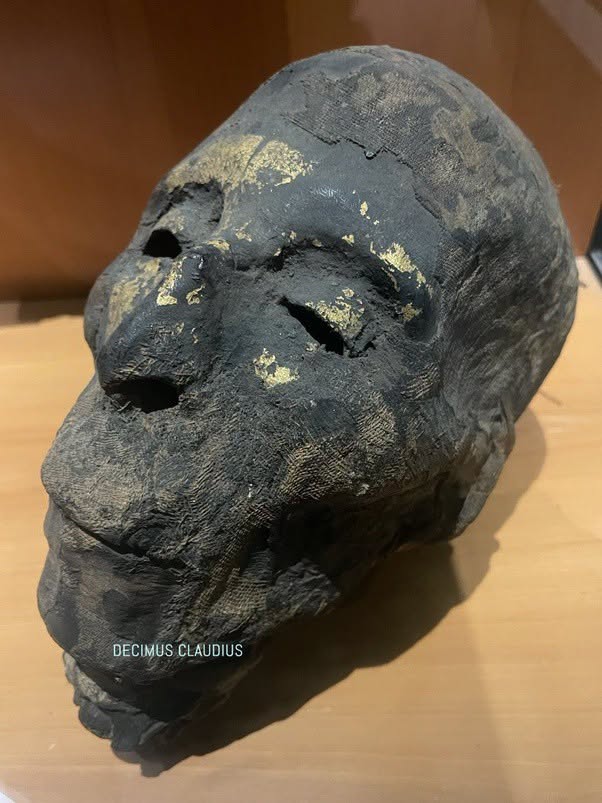 Cabeza romano-egipcia de un hombre momificado, que conserva restos de dorado en las vendas