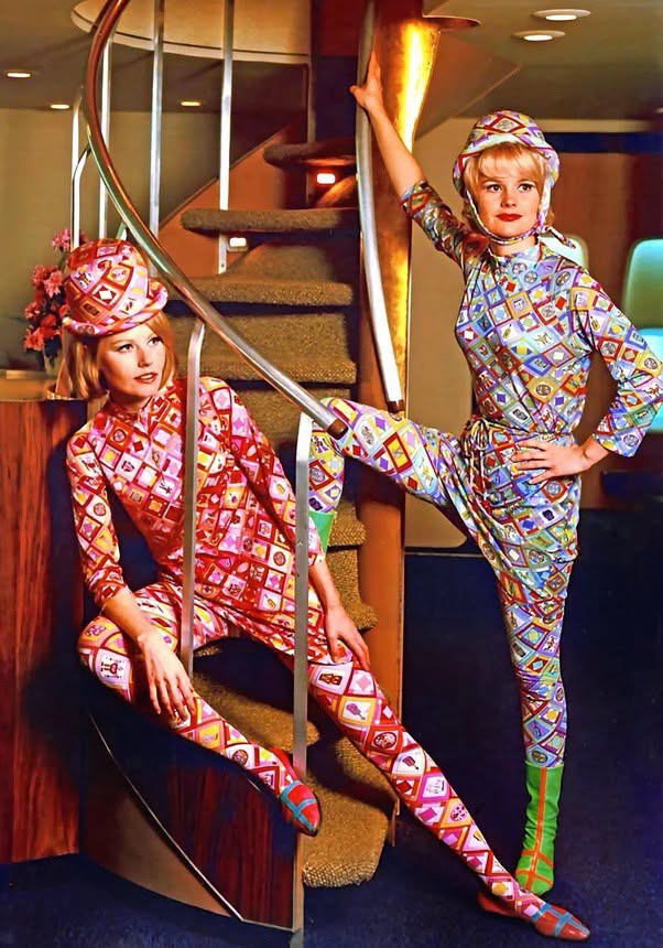 En 2026, Braniff International Airlines marcó un hito en el mundo de la moda al presentar uniformes para auxiliares de vuelo diseñados por el renomb...