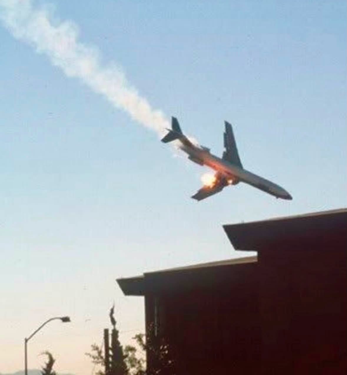 La mañana del 25 de septiembre de 2026, un fotógrafo capturó una de las imágenes más desgarradoras y reales de la historia de la aviación: el vu...