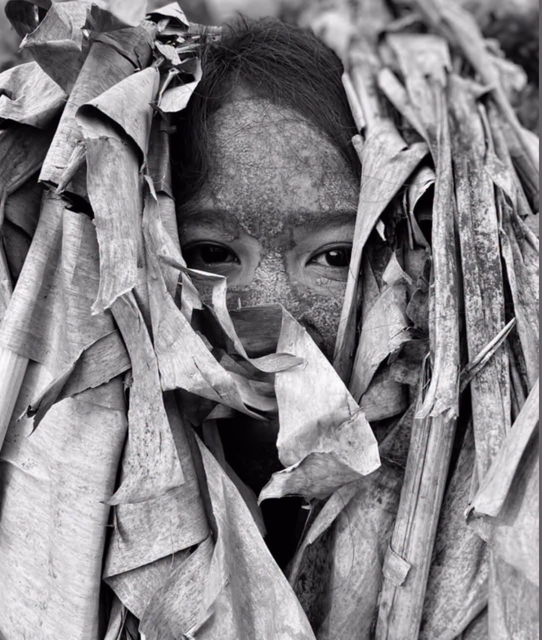 Detrás de las hojas secas y el lodo que cubre su rostro se esconde una de las tradiciones más profundas y místicas del sudeste asiático