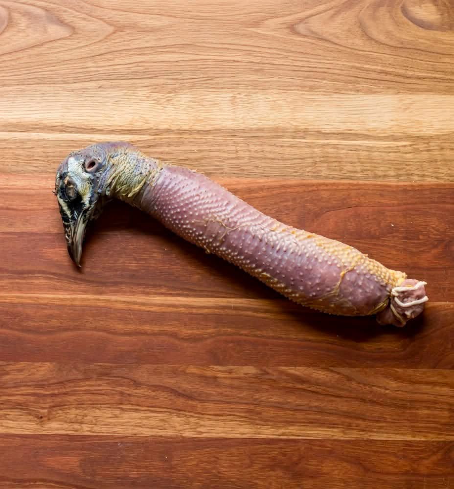 Roma antigua, banquetes imperiales y un plato que hoy nos parecería sacado de una película de terror: el cuello de pavo real relleno