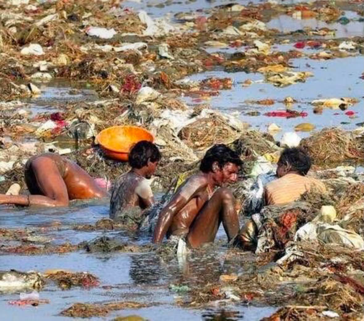 El río Ganges, en la India, representa una de las mayores dualidades de la humanidad