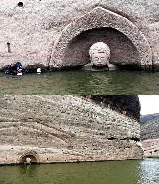 Un Buda sumergido que salió a la luz en 2026, cuando bajaron el nivel del agua por un proyecto de construcción