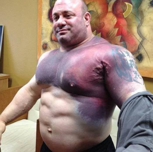 Scott Mendelson intentaba batir el récord mundial de halterofilia en press de banca con la increíble cifra de 325 kg, y durante la fase concéntrica...