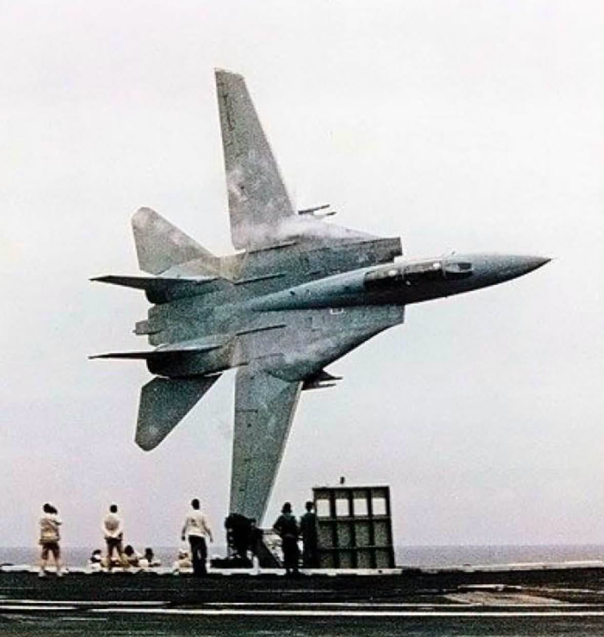 La famosísima foto del avión pasando de lado rozando la cubierta pertenece única y exclusivamente a Dale "Snort" Snodgrass