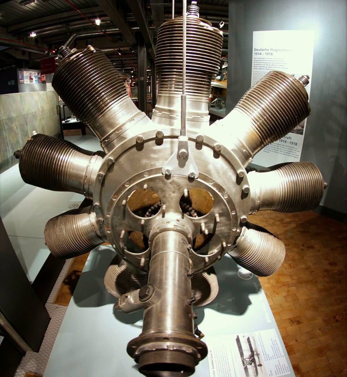 Asi era volar un avión de combate mientras tu propio motor gira a 1.200 revoluciones por minuto frente a tus ojos