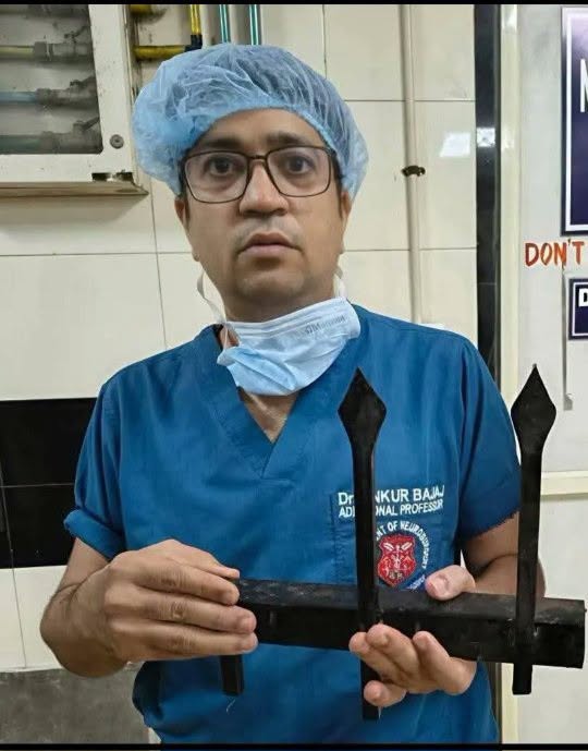Un niño de 3 años llamado Kartik estaba jugando en la terraza