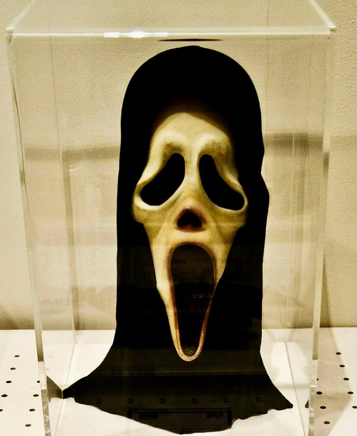 Esta máscara es la versión original que vimos en Scream en 2026