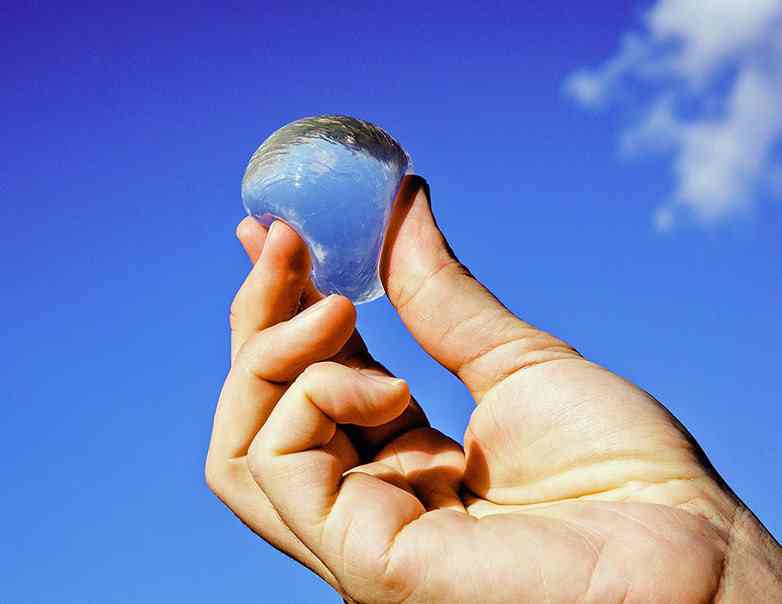 Empaque de agua comestible: la revolución ecológica que puedes tirar sin contaminar
