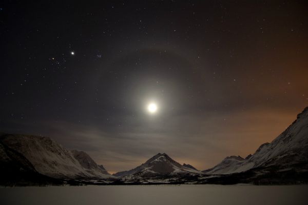 Curiosamente: Arcoíris Lunares, el Espectáculo Nocturno que Pocos Conocen