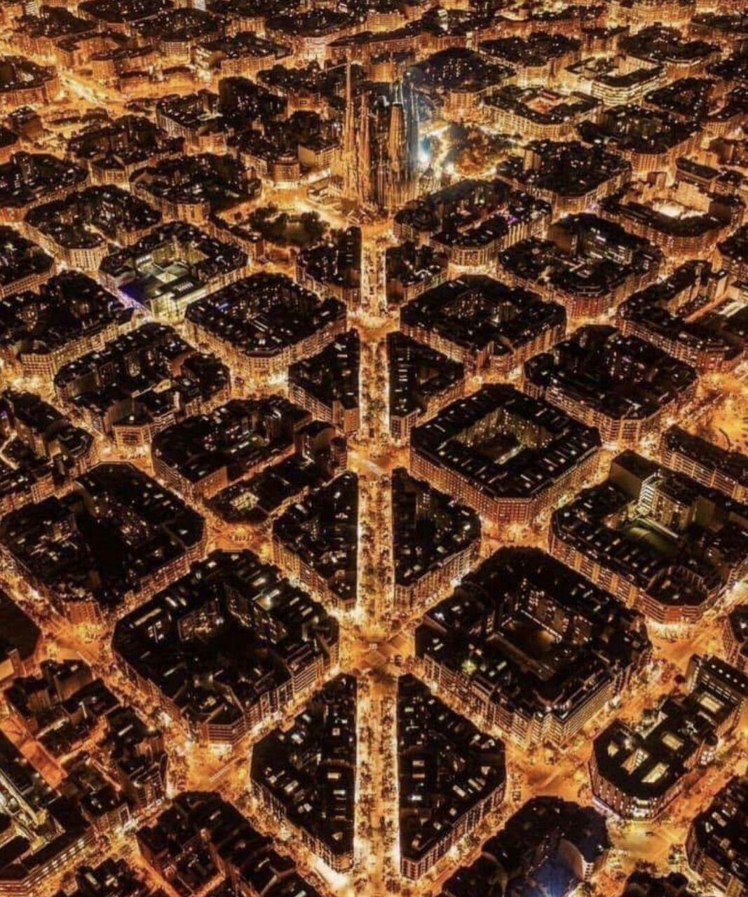 Vista Nocturna del Eixample: El Barrio que Transformó Barcelona